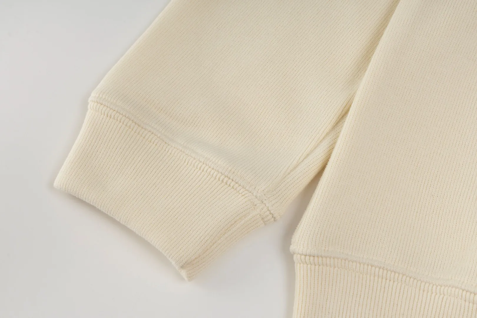 P230 #R97 Ralph lauren twelve-color embroidered pony logo half-zip high-neck long-sleeved knitted sweatshirt. The same style for men and women. The new half-zip sweatshirt for couples to wear in autumn is here! This kind of sweatshirt is really popular this year, even more popular than the hooded sweatshirt. Open the zipper and it can be used as a large lapel, which makes it more fashionable. The color of the classic design of the little war horse on the chest is matched with the embroidery. The simple zipper design echoes the brand logo, so you don’t need to match too much. The sweater version is loose enough! The fabric is custom-woven and dyed 100 cotton. 320g high gram weight 100% cotton knitted cotton with a certain thickness. The fabric is soft and comfortable, and the three-dimensional fabric is full of texture. The stitching is three needles and five threads, which is beautiful and strong. The pattern is also good. Although it is loose, it does not look bulky! - It is not a popular color scheme on the street. The color is pure and highly recommended. The upper body has a particularly high rate of turning heads. Loose style. Big drop shoulder OS style. Same style for men and women. Couple wear. Versatile and practical! Color: Gray, navy, khaki, green label, oatmeal brown label, apricot, black, army green, burgundy, pink, dark gray, light blue, white. Size: S M L XL Length: 70/72/74/76 Bust: 53.5/55.5/57.5/58.5 Shoulder width: 44/45/46/47 Sleeve length: 61/62/63/64